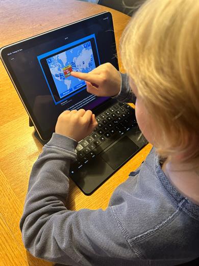 Ein Kind vor einem Tablet